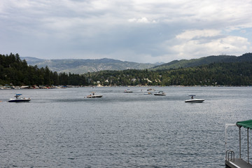 Fototapeta na wymiar lake arrowhead boats