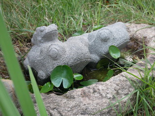 돌로 만들어진 개구리 조각