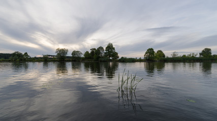 Sonnenuntergang an der Havel im Naturpark Westhavelland mit leichten Wellen auf dem Wasser