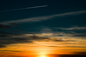 Atardecer por encima de las nubes