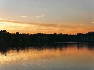 Fototapeta na wymiar Coucher de soleil sur la rivière Erdre à Nantes en Loire Atlantique