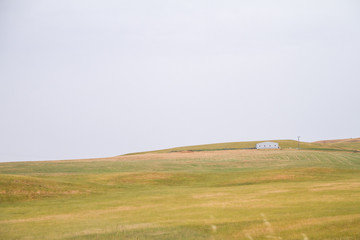 Obraz premium Farm shed on rolling hills