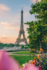Obraz premium lever de soleil paris tour eiffel
