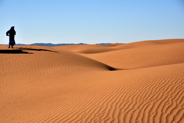 Ein Tuareg in der weiten Wüste