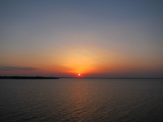 Obraz premium 海から望む夕日 サンセット 夕日 夕焼け空