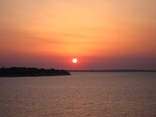 Fototapeta premium 海から望む夕日 サンセット 夕焼け空