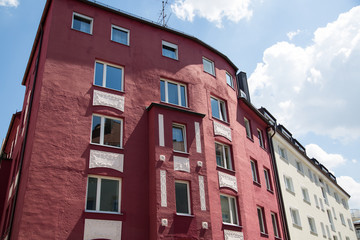 Obraz premium renovierter Altbau, rote Fassade