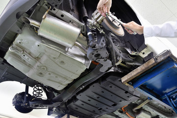 整備中の自動車