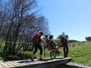 randonn&eacute;e solidaire avec marcheurs et aide les autres gens handicap&eacute;s en fauteuil joelette