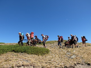 randonnée solidaire avec marcheurs et aide les autres gens handicapés en fauteuil joelette
