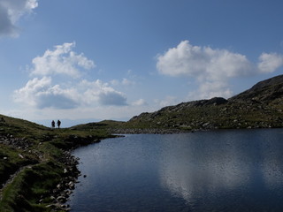 Randonneuse en montagne sur fond de ciel