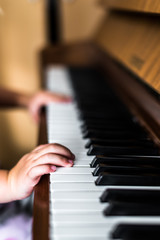 Obraz premium Klavier Hände kind