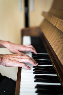 Klavier Hände Frau