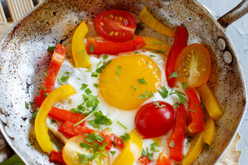 Fried egg with a bell pepper and tomatoes