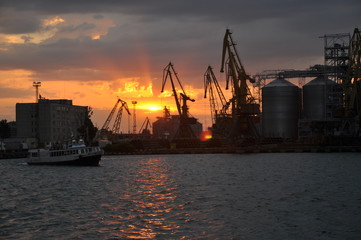 Obraz premium cargo port at sunset