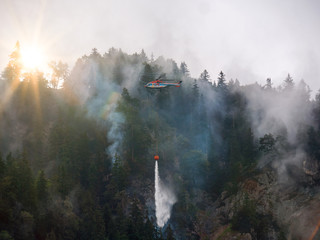 Löschhubschrauber bei Waldbrand in den Bergen