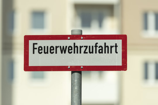 Fotos Lizenzfreie Bilder Grafiken Vektoren Und Videos Von Feuerwehrzufahrt Adobe Stock