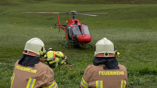 Feuerwehr mit Rettungshubschrauber 