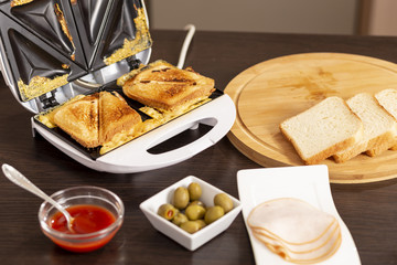 Hot sandwiches in a sandwich maker