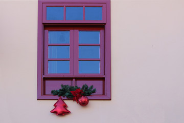 Fototapeta na wymiar Typical Canarian style window with Christmas decoration