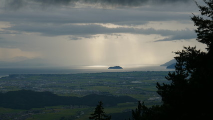 琵琶湖に差す日差し
