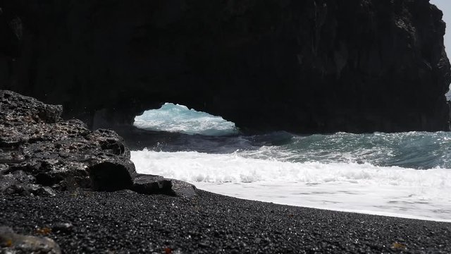 Wellen brechen an den Felsen V5