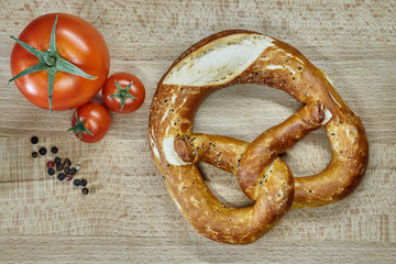 Pfefferbreze mit Tomaten auf Brotzeitbrett mit butem Pfeffer