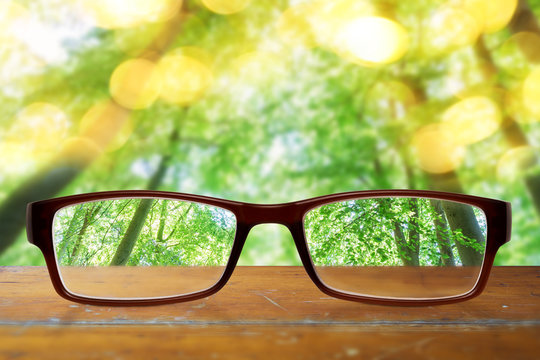 Brille mit Durchblick. Konzept für Optiker