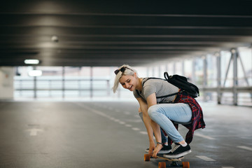 Obraz na płótnie Canvas Young hipster woman with skateboard 