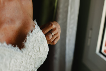 Obraz na płótnie Canvas Detail of a white and elegant wedding dress.