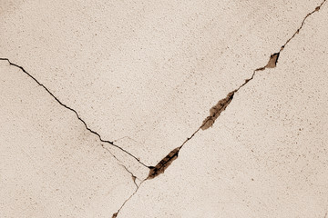 Cracked cement wall in brown color.