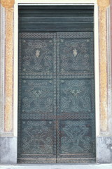 antica porta di legno con borchie chiesa Como, Italia