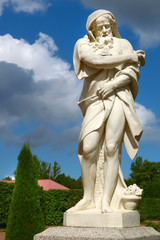 Obraz premium ancient sculptures in the summer park
