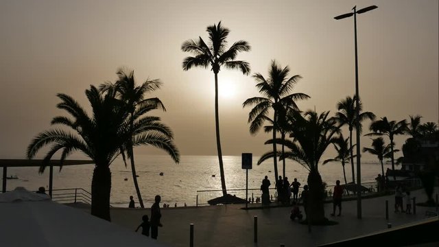 Sonnenuntergang an einer Promenade auf La Palma (Timelapse)
