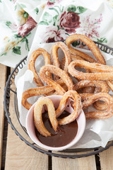 Leckere Churros mit Zimt und Zucker