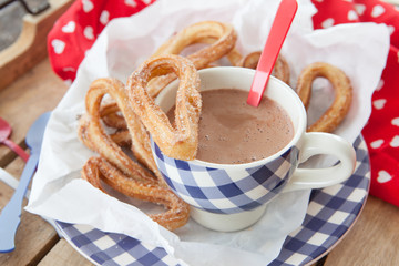 Leckere Churros mit Zimt und Zucker