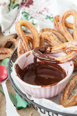 Leckere Churros mit Zimt und Zucker