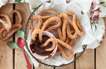 Leckere Churros mit Zimt und Zucker