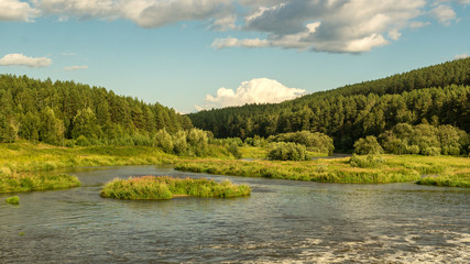 панорама летнего пейзажа на берегу уральской реки с лесом, Россия, август © 7ynp100