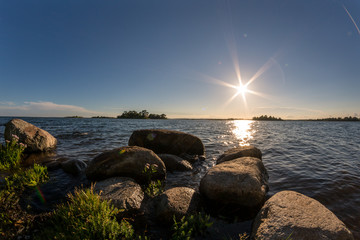 Große Stein an der Küste von Kalmar, Schweden, Wunderschöner Sonnenuntergang