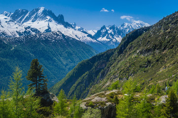 Fototapeta na wymiar Snowcapped mountain peaks of the French Alps in Europe