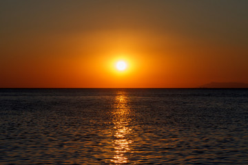 Fototapeta premium Bronze sea sunset whit gold sunny road