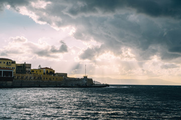 Obraz premium Panorama venetian harbour waterfront and Lighthouse in old harbour of Chania at sunset, Crete, Greece