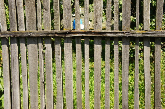 Fence with an old crossbar.