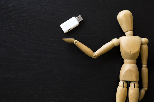  Figura de madera Maniqu&iacute; Artista humano Dibujar mu&ntilde;eco de madera sujetando un lapiz usb