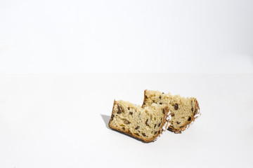 fette di panettone tagliate su di un tavolo bianco