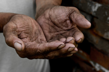 The poor old man's hands beg you for help. The concept of hunger or poverty. Selective focus. Poverty in retirement. Alms - obrazy, fototapety, plakaty