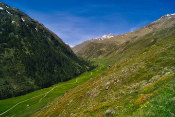 Dolina alpejska latem i w słońcu, dolina Oetztal w Tyrolu austriackim