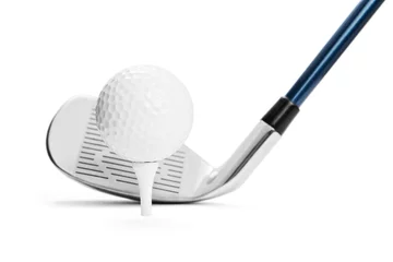 Cercles muraux Golf Balle de golf sur le tee devant le bâton de golf sur fond blanc, chemin de détourage inclus