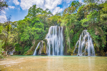 Obraz premium Amazing crystalline blue water of Tamasopo waterfalls at Huasteca Potosina in San Luis Potosi, Mexico